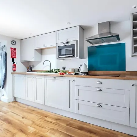 Beach Lovers Paradise In - With Sea Views & Log Burner Just 100m From Beach *