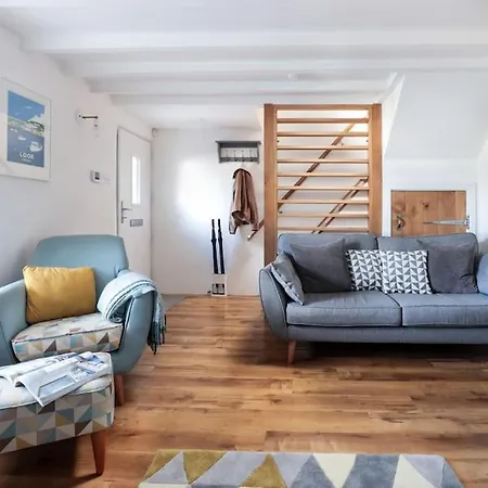 Beach Lovers Paradise In - With Sea Views & Log Burner Just 100m From Beach Holiday home *