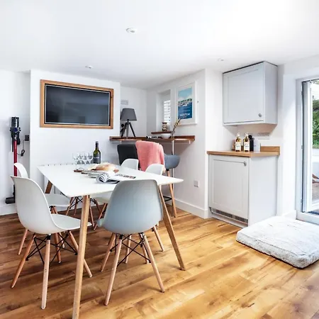 Beach Lovers Paradise In - With Sea Views & Log Burner Just 100m From Beach